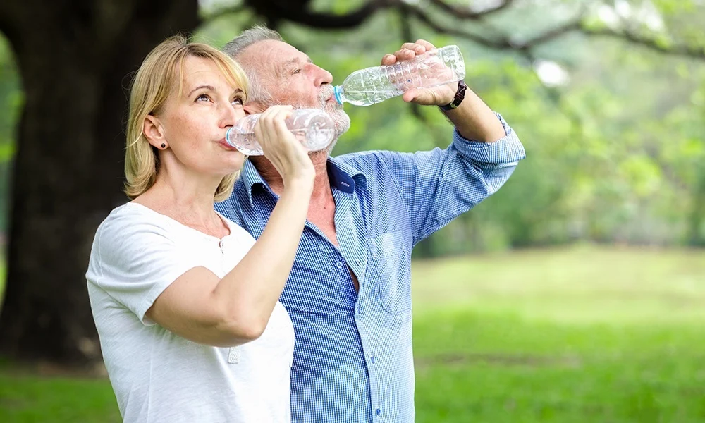 ¿Se pueden expulsar los cálculos renales solo tomando agua?